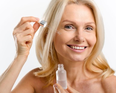 Anti-Aging-Seren vs. Behandlungen: Was wirkt am besten?