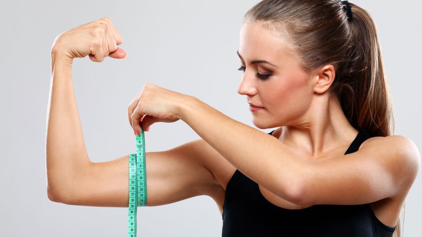 Arm-Liposuktion vs. Brachioplastik: Welcher Eingriff bringt mehr?
