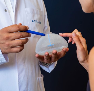 Más allá de la estética: el Impacto psicológico positivo del aumento de pecho
