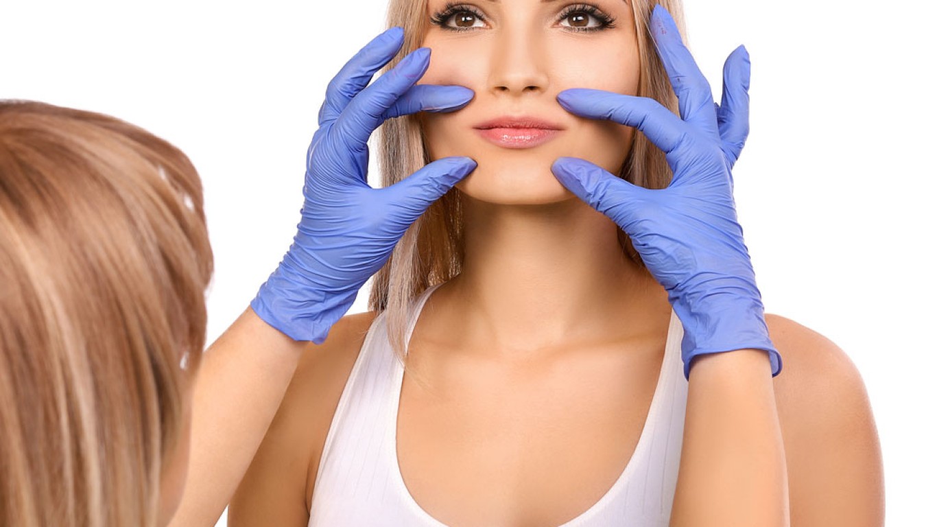¿Deberías combinar una bichectomía con una liposucción de papada?