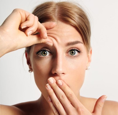Die beste Behandlung für Stirnfalten je nach Alter und Hauttyp