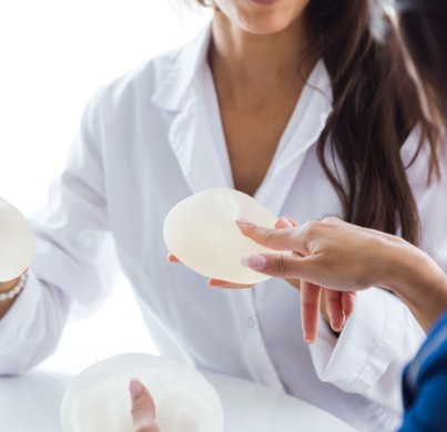 Todo lo que necesitas saber sobre los implantes mamarios de silicona