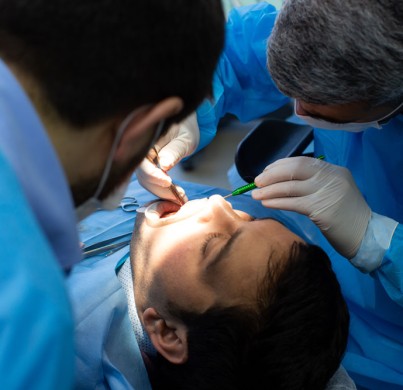 La chirurgie d’implantation dentaire est-elle douloureuse?