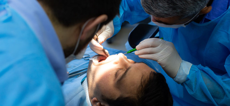 La chirurgie d’implantation dentaire est-elle douloureuse?