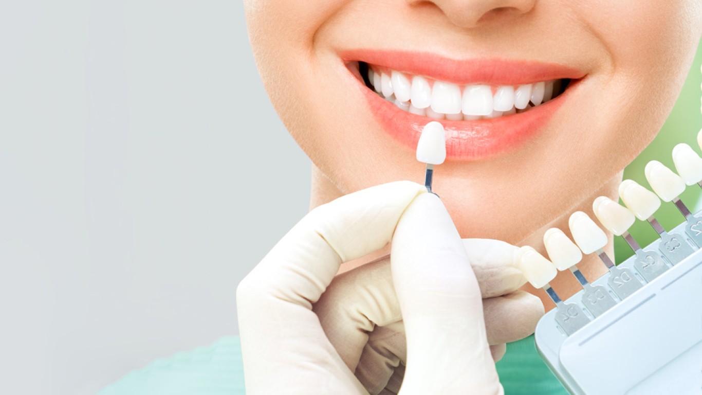 ¿Cuáles son los beneficios de las carillas dentales de porcelana?