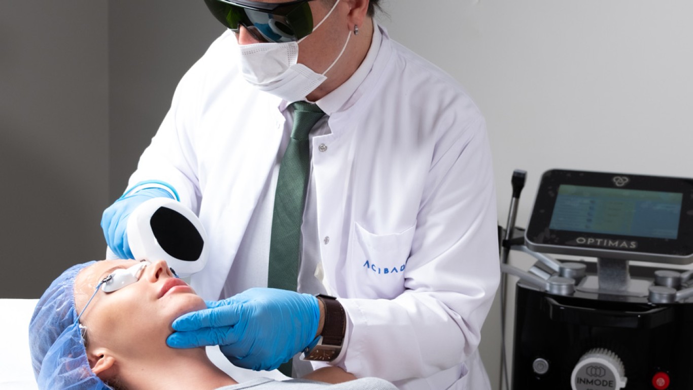 Dermapen vs Microneedling: Which One Rejuvenates Best?