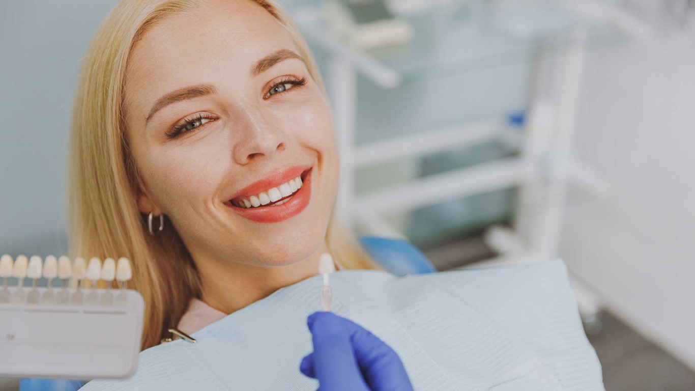 Wie Sie Ihre Veneers pflegen, damit sie stets wie neu aussehen